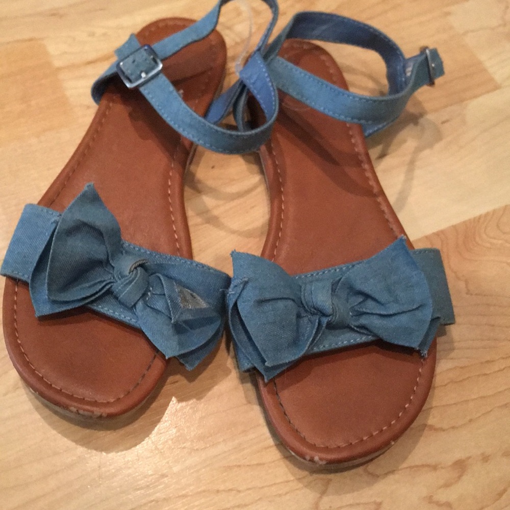 $5 final offer Women’s chambray blue sandals fits like a size 7 (youth 4)